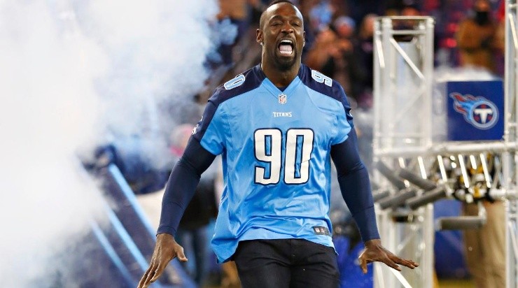 Jevon Kearse celebrating the Titans 9-0 start back in '08.  Tennessee  titans football, Titans football, Kansas city chiefs shirts