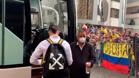 Apoyo masivo de hinchas colombianos en Quito en el hotel de la Selección