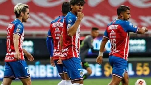 Macías debutó a los 17 años con el primer equipo de Chivas y en la jornada siguiente marcó un doblete a Tijuana