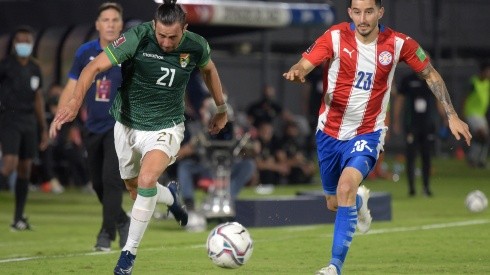 Oscar Ribera and Mathias Villasanti fight for the ball. (Getty)