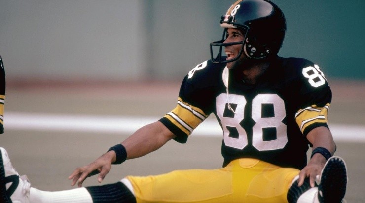 Wide receiver John Stallworth of the Pittsburgh Steelers runs from News  Photo - Getty Images