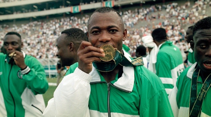 Match winner Emmanuel Amunike of the Nigeria soccer team kisses his gold medal after the team beat Argentina. (Getty)