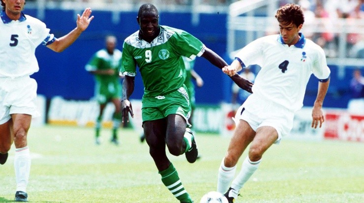 Nigeria’s Rashidi Yekini (left) challenges Italy’s Alessandro Costacurta (right). (Getty)
