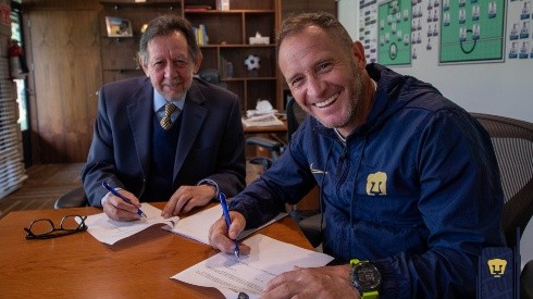 Andrés Lillini firma su nuevo contrato en Pumas UNAM junto a Leopoldo Silva