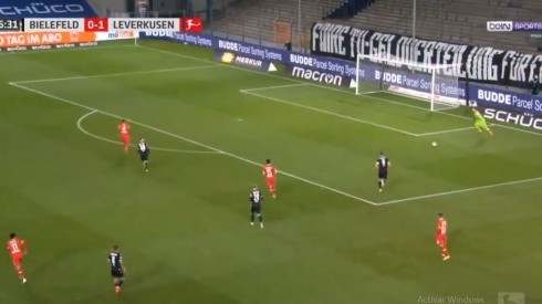 Video: el arquero del Bayer Leverkusen se mandó el gol en contra del 2020