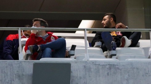 Alexis Vega presencia el partido de Chivas desde la tribuna
