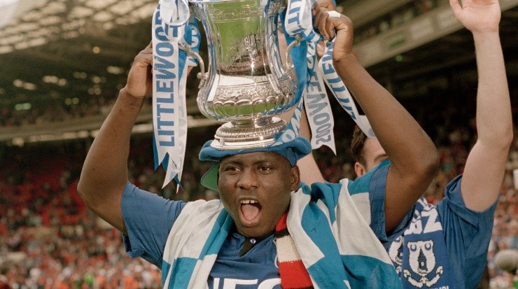 Daniel Amokachi of Everton celebrates with the FA Cup trophy. (Getty)