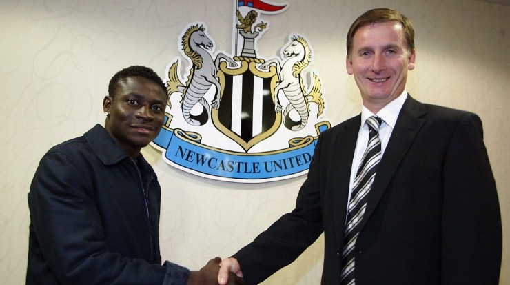 Newcastle United manager Glenn Roeder (right) shakes the hand of new signing Obafemi Martins (left). (Getty)
