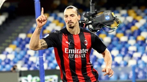 Zlatan apareció por el segundo palo y selló su doblete ante Napoli