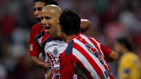 Adolfo Bautista recibió una falta en el área para que Ramón Morales transformara ese penal en gol para Chivas
