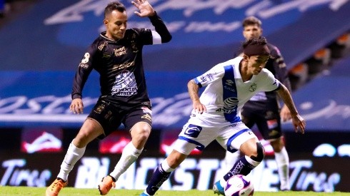 Luis Montes (left) of León fights for the ball with Omar Fernández of Puebla (Getty).