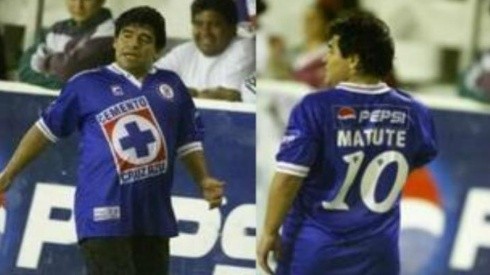 Maradona vistió varias veces la playera de Cruz Azul.