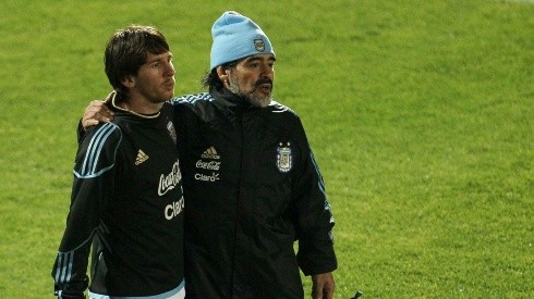 O craque Lionel Messi lamentou a morte de Diego Maradona nesta quarta-feira (25)