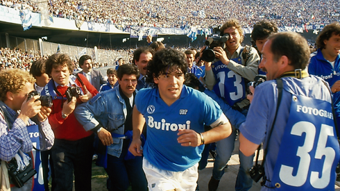 Prefeito de Nápoles anuncia que estádio do Napoli terá o nome de Maradona