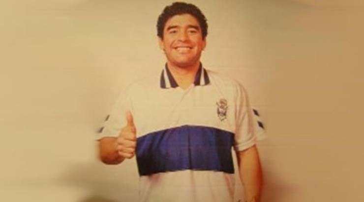 Maradona usando la camiseta del &quot;Lobo&quot; de La Plata (Archivo Gimnasia)