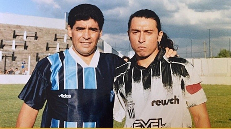 Fue su DT, pero Maradona también se puso la de Racing (Twitter)