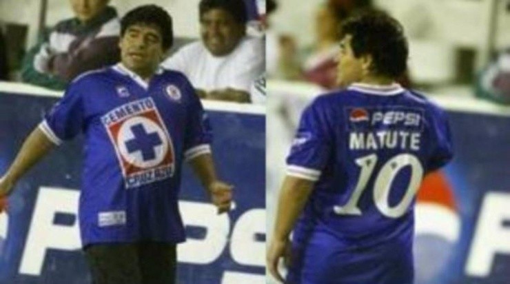 Maradona con la playera del Cruz Azul