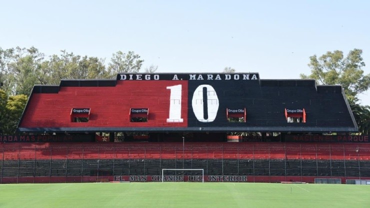 Newell's no olvida: La Lepra pintó un 10 gigante en la tribuna Diego Maradona