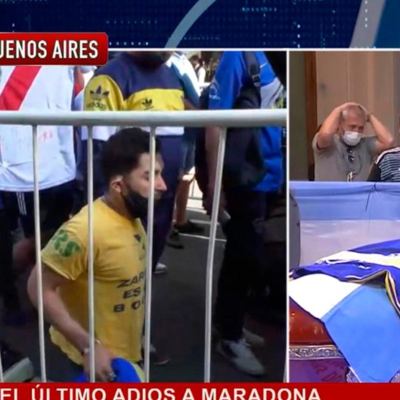 Video: de rodillas, fue a darle su último adiós a Diego Maradona