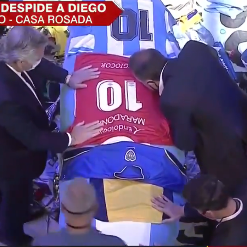 Video: Alberto Fernández, muy emocionado, le regaló una camiseta de Argentinos al Diego