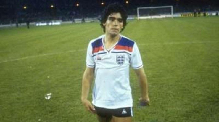 Maradona usando la de Inglaterra en un amistoso (El Gráfico)