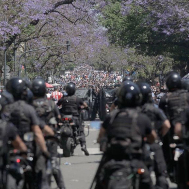 Todos quieren despedir a Diego: incidentes en el funeral de Maradona