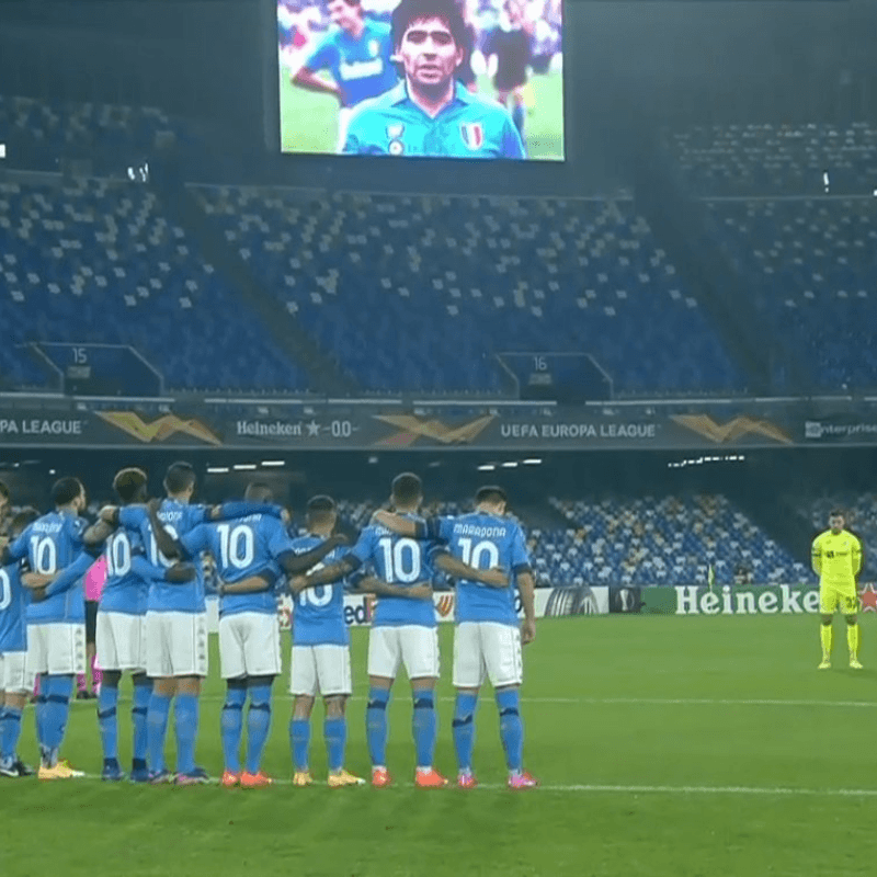 Video: así fue el minuto de silencio en cancha del Napoli luego de la muerte de Maradona