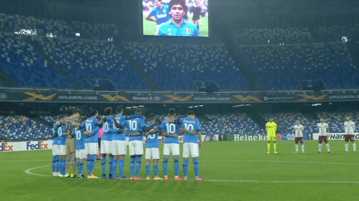 Video: así fue el minuto de silencio en cancha del Napoli luego de la muerte de Maradona