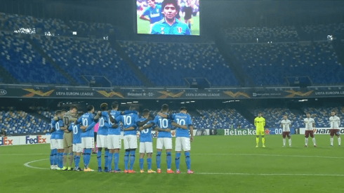 Video: así fue el minuto de silencio en cancha del Napoli luego de la muerte de Maradona