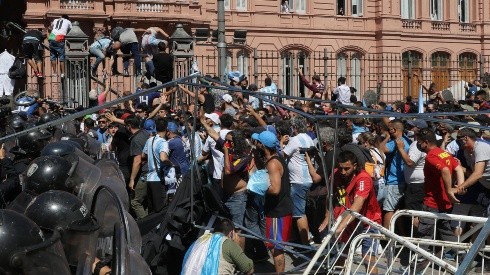 Fãs de Maradona entram em conflito com a polícia. Foto: Getty Images