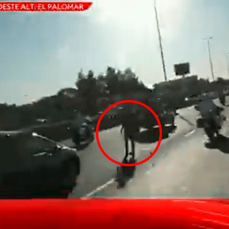 Video: el auto donde viajaba el cuerpo de Diego "gambeteó" a un hombre en la autopista