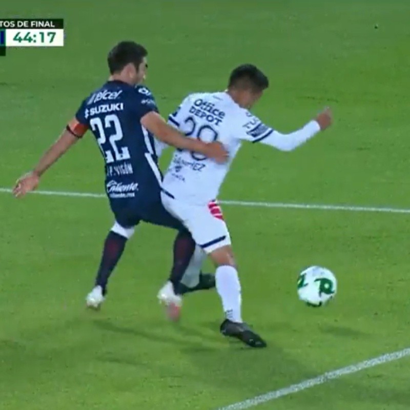 Víctor Guzmán falló un polémico penal en Pachuca vs. Pumas UNAM