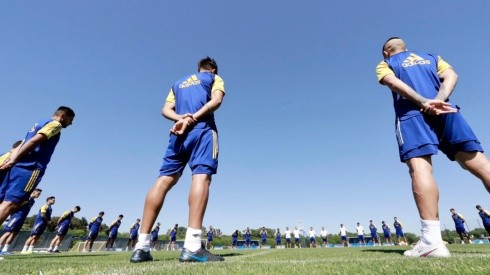 Foto de los jugadores de Boca en el minuto de silencio.