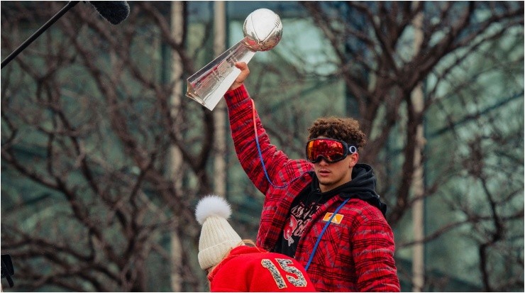 Mahomes holding the Vince Lombardi trophy. (Getty)