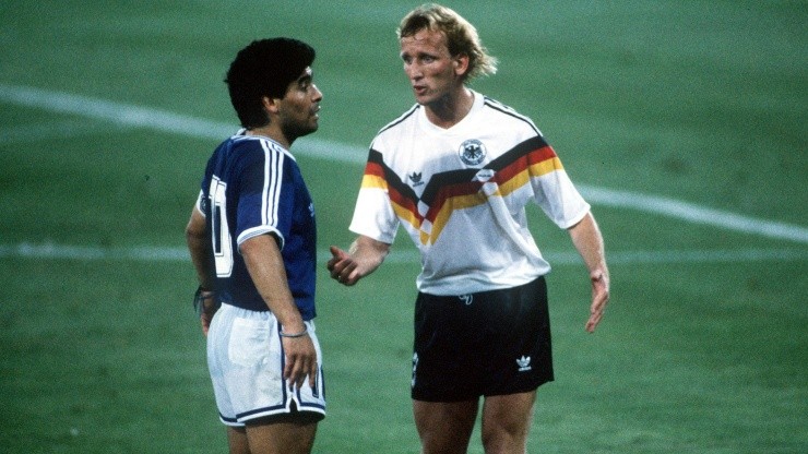 Andréas Brehme y Diego Maradona en la final de Italia 90 en el Olímpico de Roma.