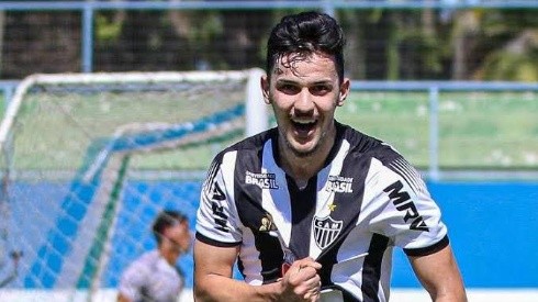 Castilho faz gol olímpico contra o Cruzeiro e alegra torcida do Galo