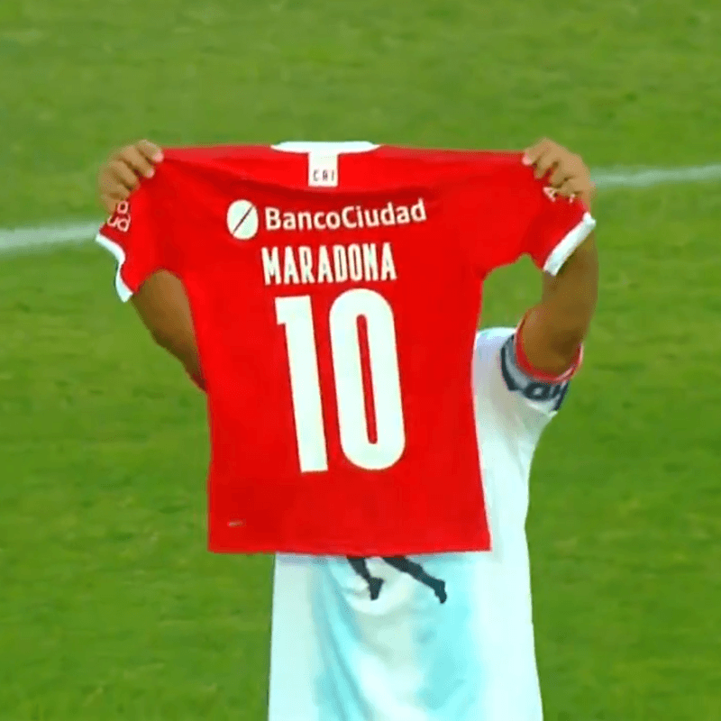 Silvio Romero mostró una camiseta de Maradona y emocionó a todos en Santa Fe