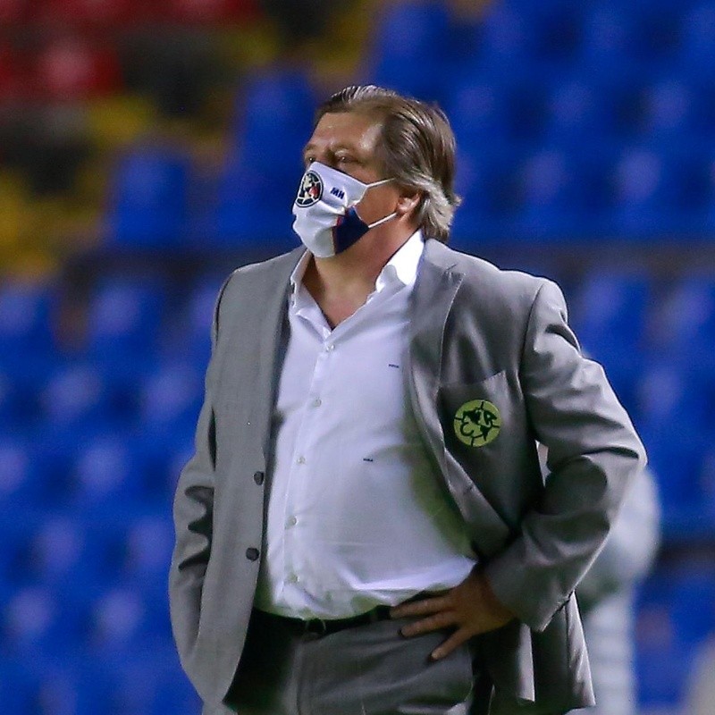 #ChauPiojo: Afición de América pide la renuncia de Miguel Herrera