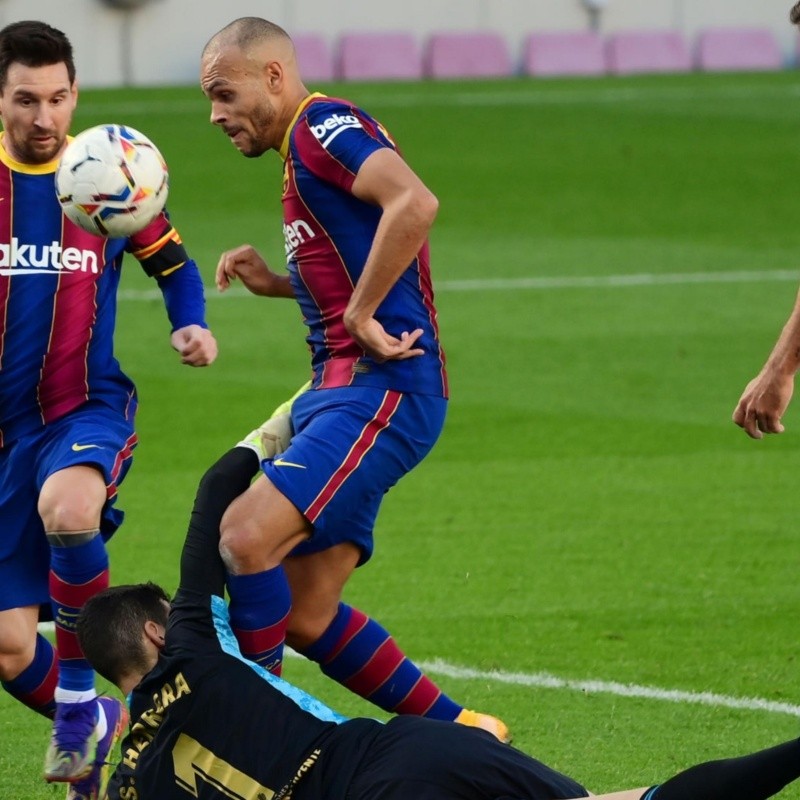 Messi casi la toca con la mano, pero terminó siendo gol de Braithwaite