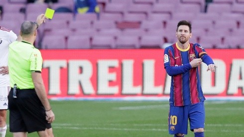 Explotaron las críticas contra el árbitro que amonestó a Messi por homenajear a Maradona