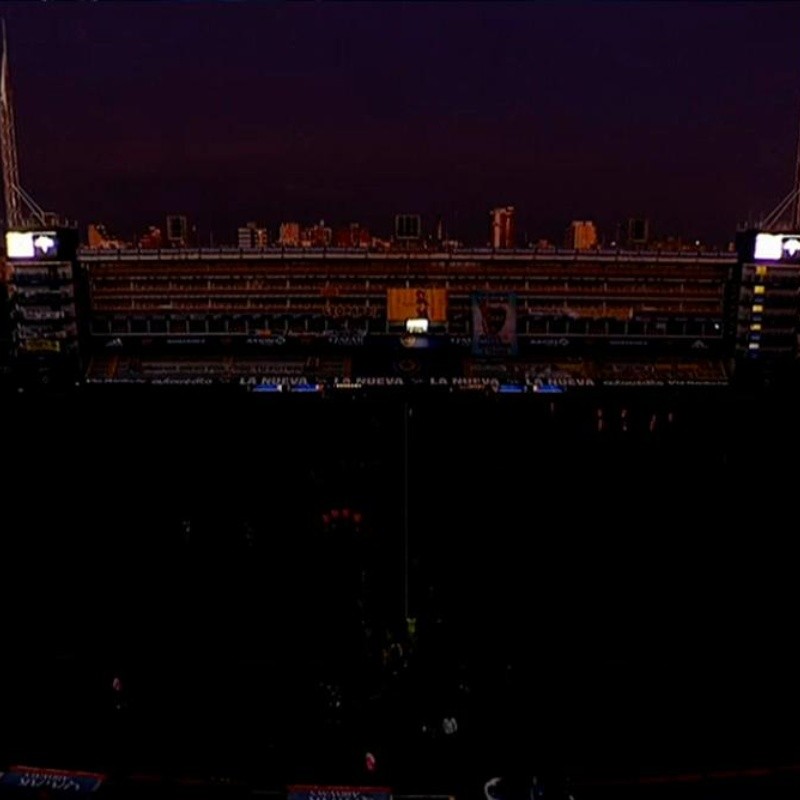 Boca apagó las luces de la Bombonera y dejó prendidas las del palco de Maradona