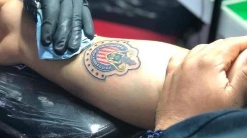 Americanista se tatuó el escudo de Chivas