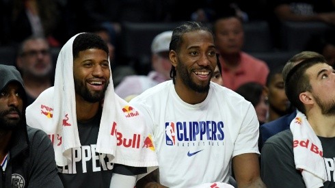 Paul George (left) and Kawhi Leonard (right) during a Clippers game. (Getty)