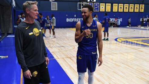 Steve Kerr y Stephen Curry juntos en Golden State Warriors