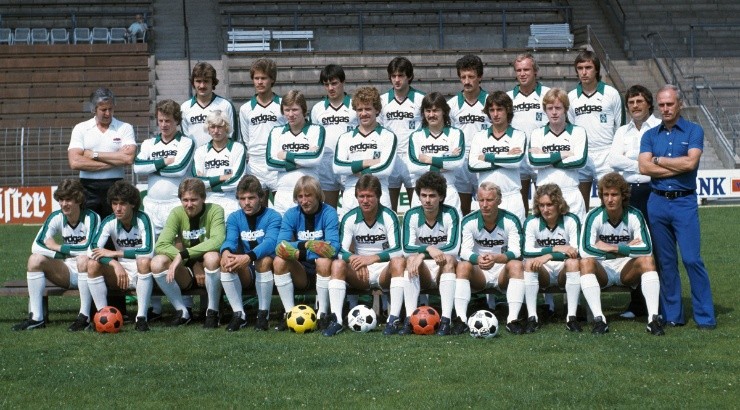Borussia Moenchengladbach pose for a team photo in 1977-89. (Getty Images)