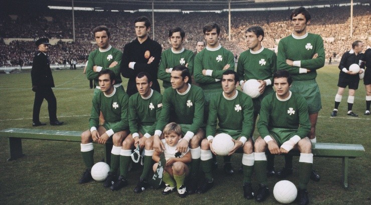 Panathinaikos players pose prior to game vs Ajax in the 1971 European Cup Final. (Getty Images)