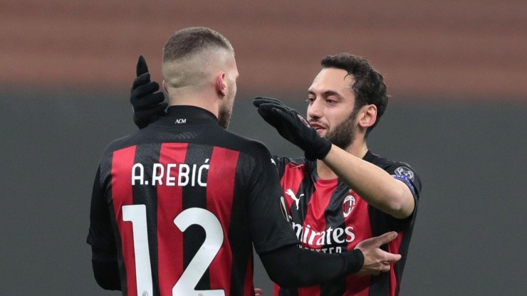 El arquero quedó parado: el golazo de Calhanoglu para Milan por Europa League