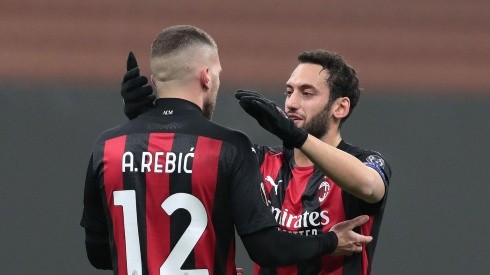 El arquero quedó parado: el golazo de Calhanoglu para Milan por Europa League