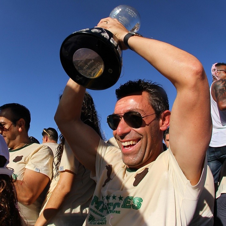 Caixinha con la copa de la Liga MX celebrando a Santos campeón. Foto: Jam Media