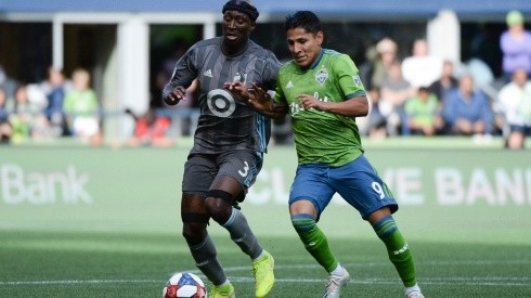 Seattle Sounders forward Raúl Ruidíaz (right) and Minnesota United defender Ike Opara battle for the ball (Getty).
